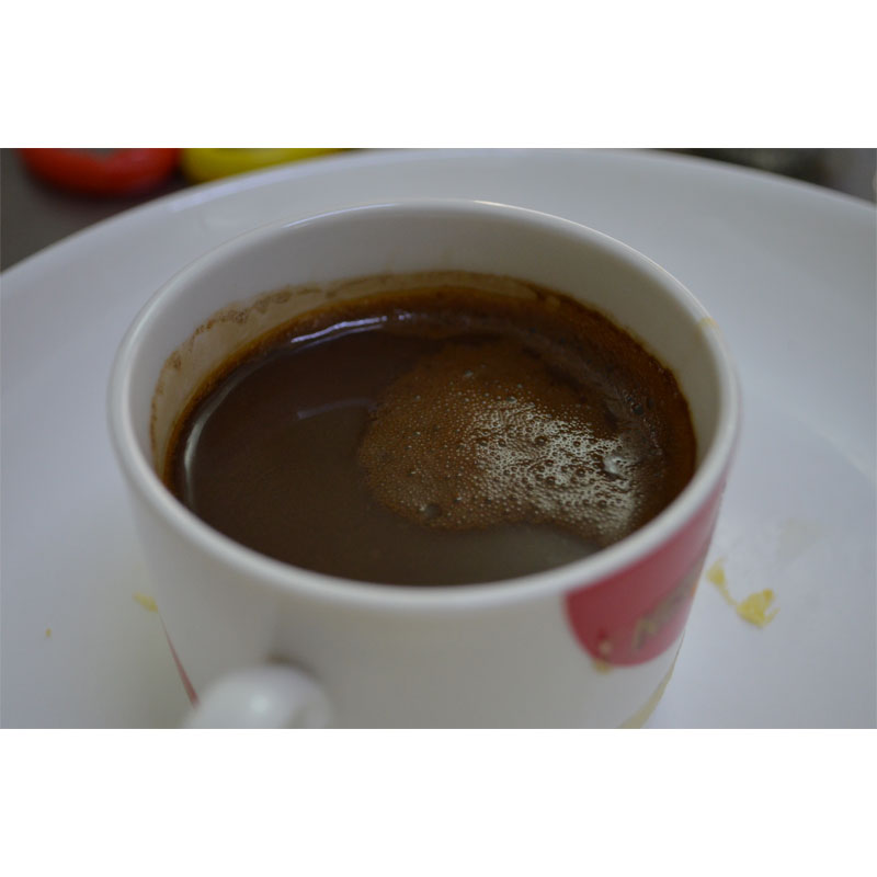 Super nplua nuj thiab creamy kas fes tsis yog mis nyuj creamer